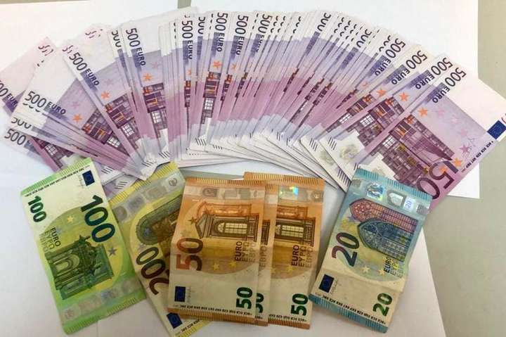 Київські митники вилучили у казаха валюти на 1,5 млн грн (фото)