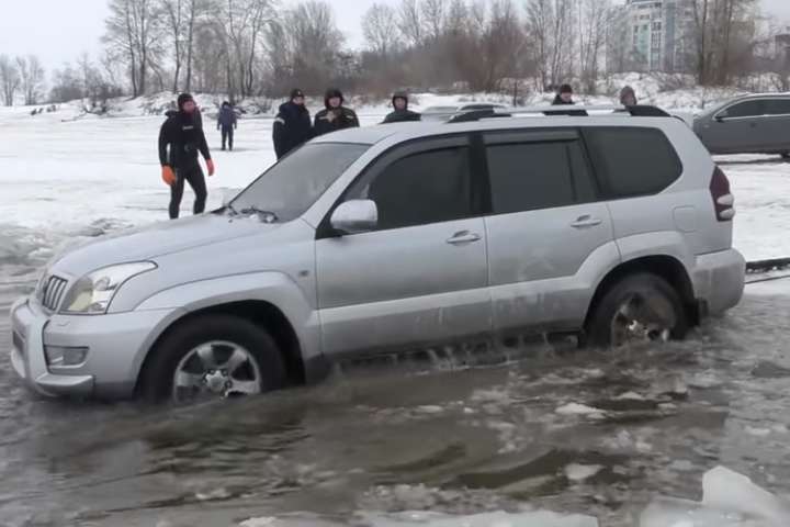 У Черкасах рятувальники витягали авто з Дніпра (відео)