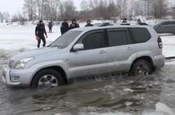 В Черкассах спасатели вытаскивали авто из Днепра (видео)