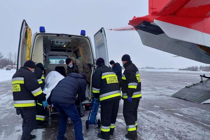 Вибух у лікарні на Прикарпатті: постраждалу літаком доправили до Києва (відео)