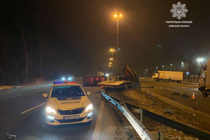 Масштабна ДТП на трасі під Києвом: зіткнулися вантажівка та евакуатор (фото)