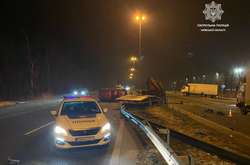 Внаслідок зіткнення легковик впав із евакуатора