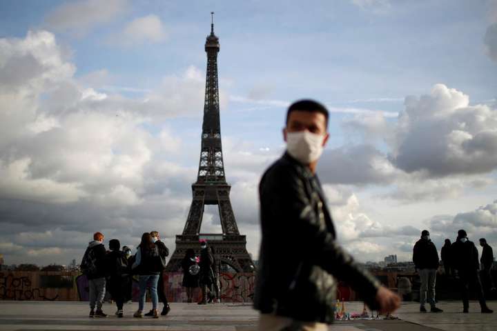 Париж вводить обов'язковий масковий режим