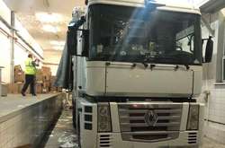  Вантажівка, якою з Бельгії в Україну везли брендовий одяг під виглядом секонд-хенду 