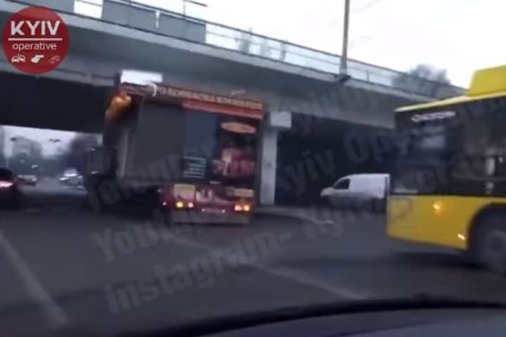 Вантажівка з новим МАФом на причепі застрягла під мостом у Києві (відео)