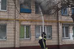 Із палаючої квартири в Києві вогнеборці врятували жінку, собаку та кота (фото)