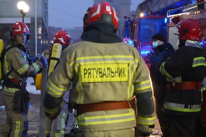 Рятувальники тренуються швидко гасити пожежі у лікарнях (фото)