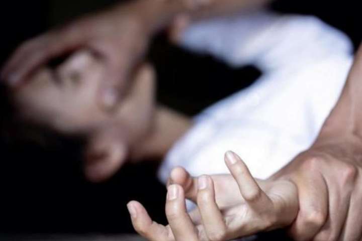 Зробив три уколи наркотиків: у Маріуполі 40-річний чоловік зґвалтував неповнолітню