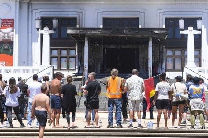 Внаслідок підпалу згоріли парадні двері старої будівлі парламенту - Протестувальники за права аборигенів підпалили колишній парламент Австралії (відео)