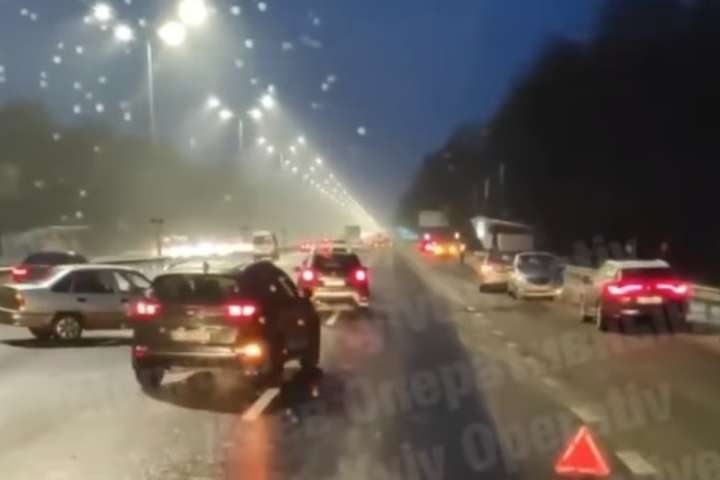 Масштабна ДТП під Києвом. На слизькій трасі зіткнулися десятки автівок (відео)