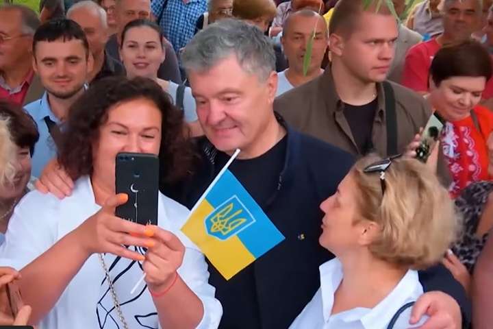 Порошенко похвалився, як його приймали у різних містах України у 2021-му (відео)