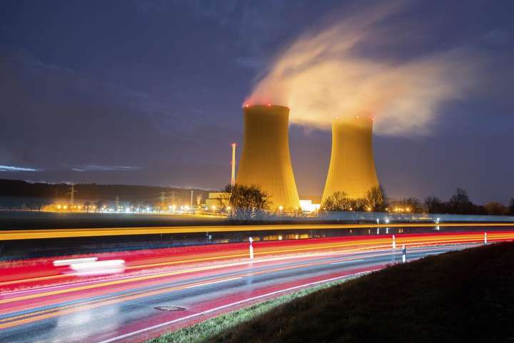 Німеччина в один день закрила половину своїх атомних електростанцій