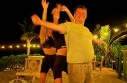 Андрій Богдан розважається з дівчатами