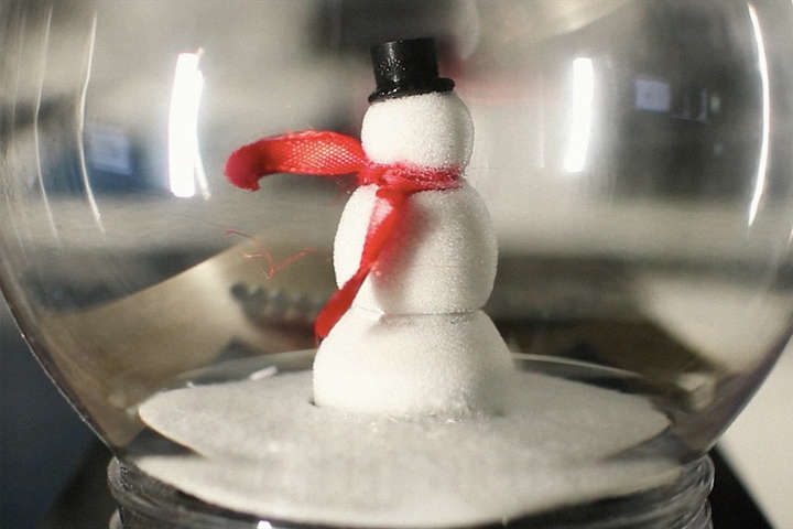 Канадський  інженер зібрав різдвяну кулю, що генерує справжній сніг (відео)