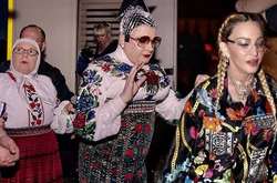 Мама Сердючки, сама Сердючка и, не поверите, Мадонна