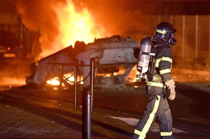 У новорічну ніч у Франції спалили майже 900 машин