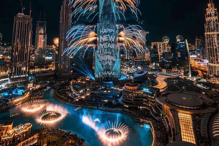 Українська компанія створила новорічне лазерне шоу на найвищій будівлі світу (відео)