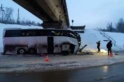 Автобус розбився об опору моста у Росії, є загиблі (фото, відео)