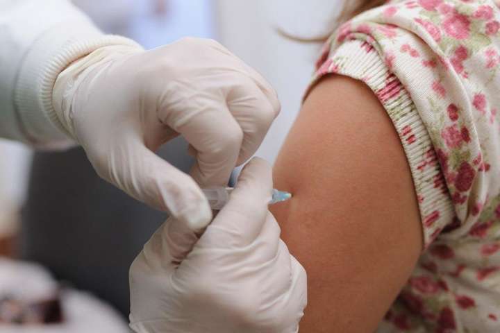 Фахівці розглянуть можливість бустерної Covid-вакцинації для всіх охочих українців