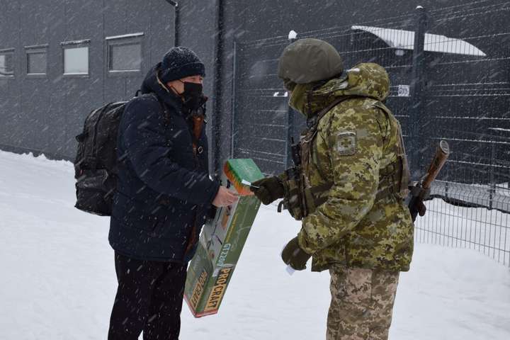 Російські окупанти повністю заблокували більшість пунктів пропуску на Донбасі