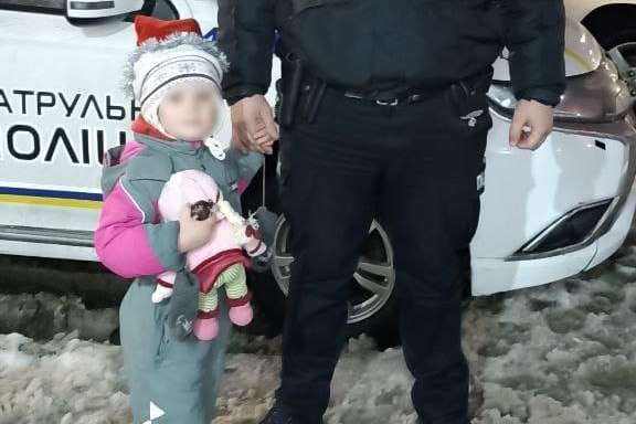 Поліцейські розшукали трирічну дівчинку, яку мама «забула» на прогулянці