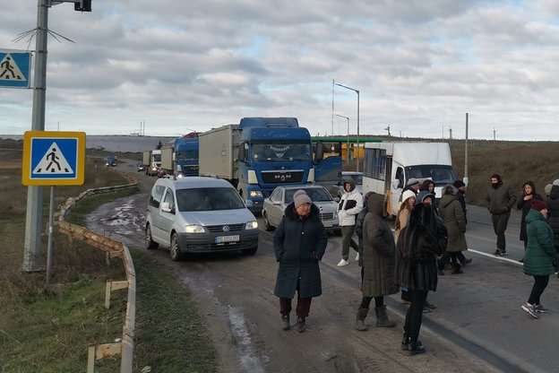 На Миколаївщині селяни перекрили дорогу через перебої з електрикою
