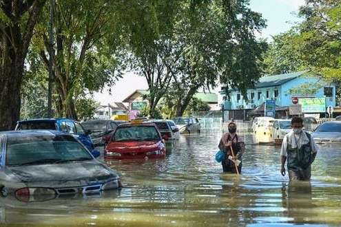 Найбільша за пів століття повінь у Малайзії забрала життя понад 50 людей (відео)