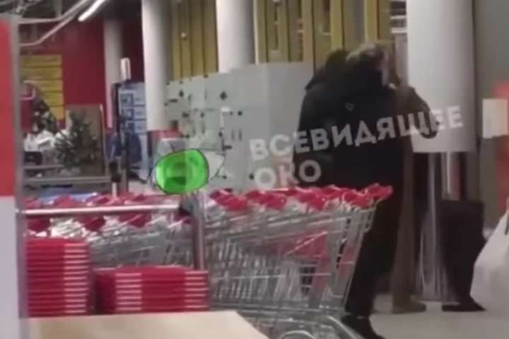 В столичному супермаркеті жінка побилася з охоронцем (відео)
