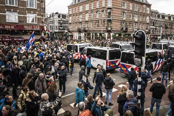 Поліція затримала 30 учасників антиковідної акції в Амстердамі (відео)