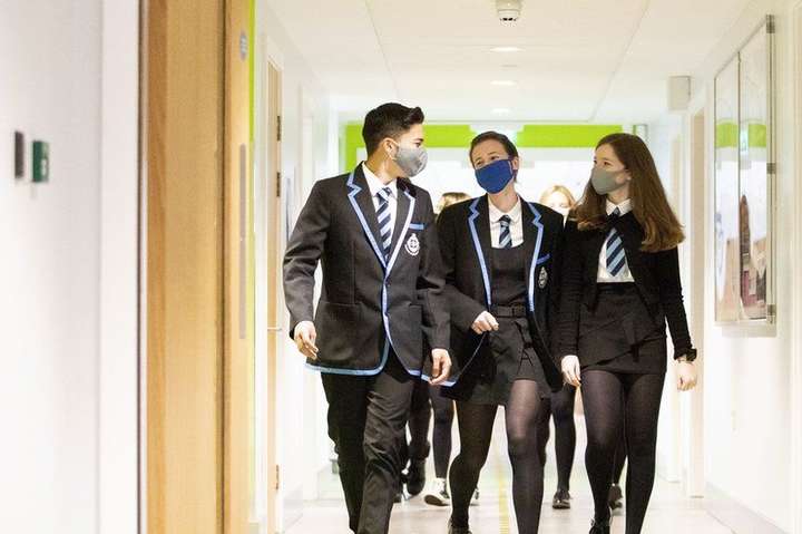 Британських школярів після канікул зобов'яжуть носити маски на уроках