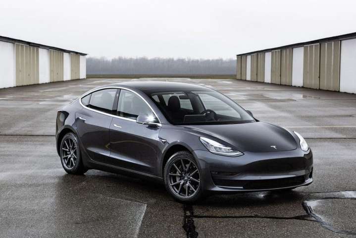 Tesla продала за рік рекордну кількість автомобілів