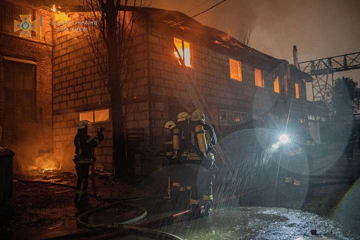 Масштабна нічна пожежа в Києві: палав склад (фото, відео)