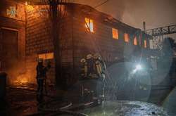 Масштабна нічна пожежа в Києві: палав склад (фото, відео)