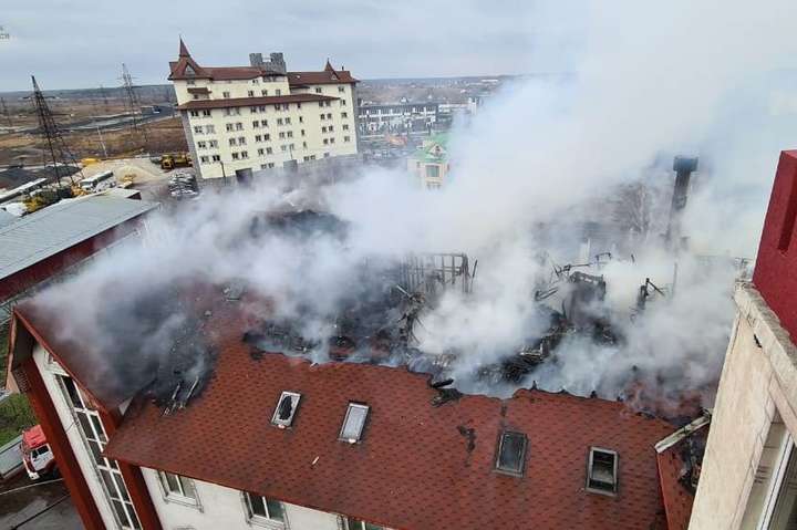 Під Києвом сталась масштабна пожежа в багатоповерхівці (фото)