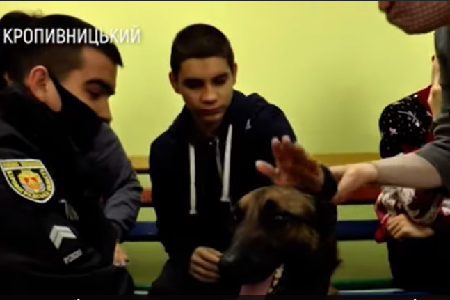 У Кропивницькому поліцейські собаки лікують дітей з інвалідністю (відео)