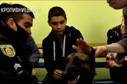 У Кропивницькому поліцейські собаки лікують дітей з інвалідністю (відео)