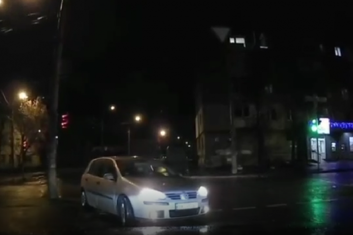 У Києві водій-порушник отримав «покарання» від стовпа (відео)