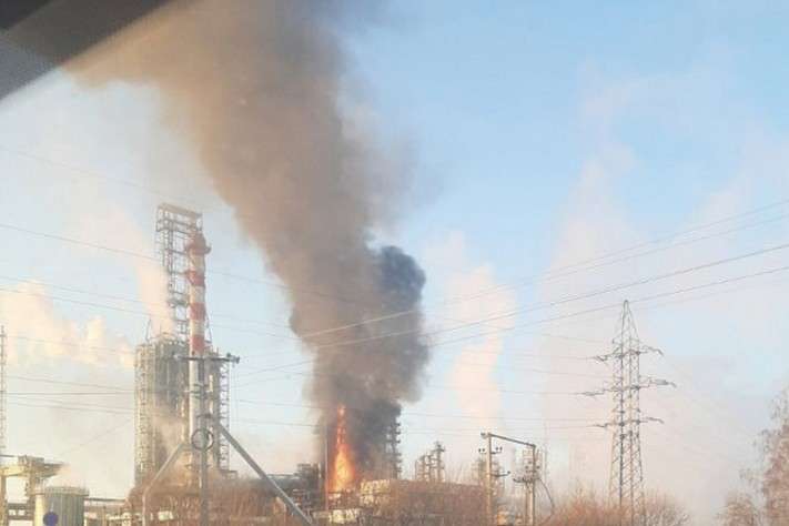 У Росії горить нафтопереробний завод (відео)