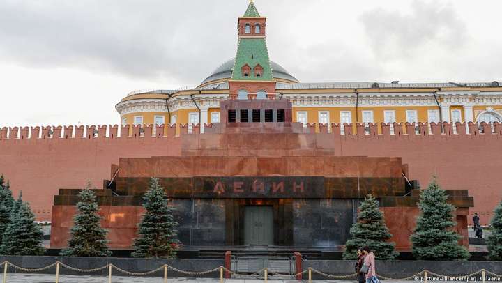 В России не знают, что делать с трупами палачей и убийц на главной площади страны