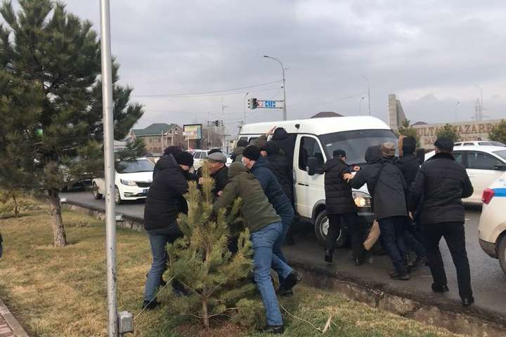 Арешти протестувальників&nbsp;у Шимкенті, 4 січня - Казахстан охопили масові протести: в небо підняли авіацію, демонстрантів затримують