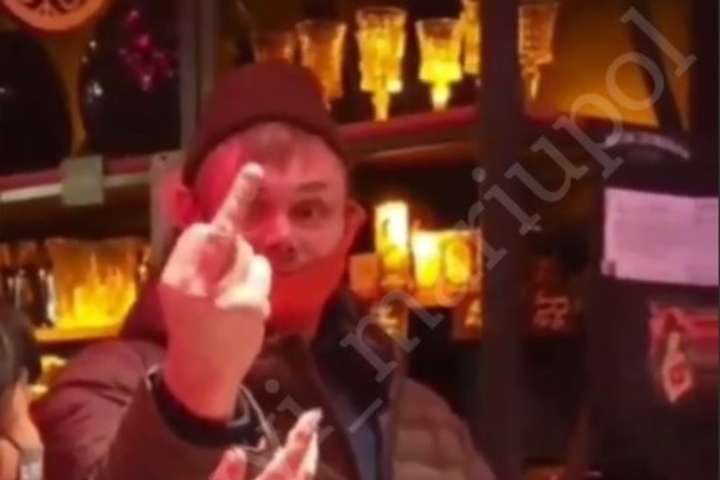 У Маріуполі чоловік погрожував барменці. Очевидці стверджують: через українську мову (відео)