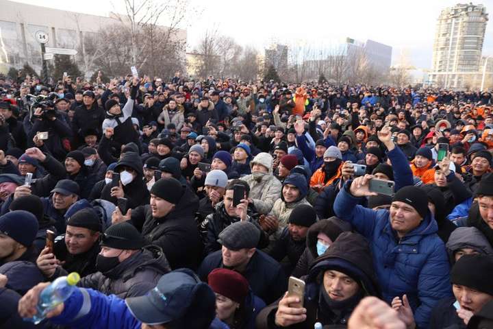 Протести у Казахстані: влада обіцяє зменшити ціну на газ