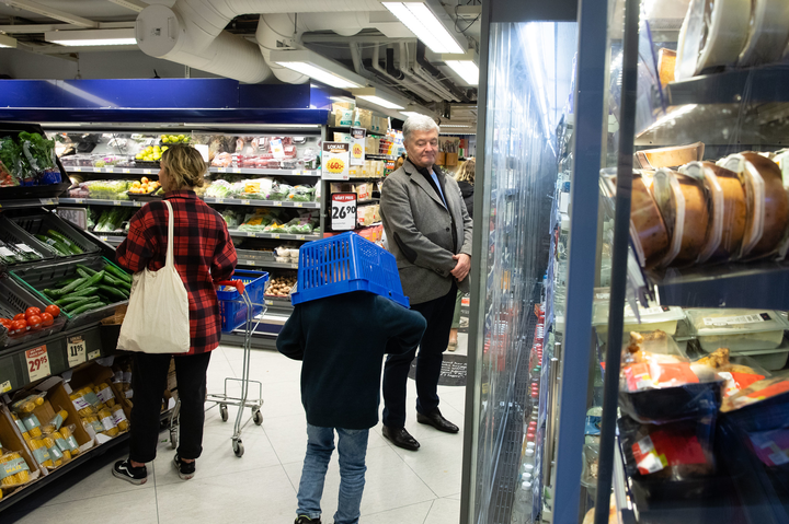 Фото окрестили «поиск скумбрии по 8 грн» - Порошенко и мальчик в супермаркете стали героями соцсетей