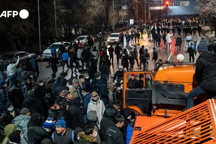 У центрі Алмати почалися зіткнення протестувальників із поліцією (відео)