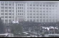 Мітингувальники в Алматі прорвали кордон силовиків та штурмували мерію (відео)