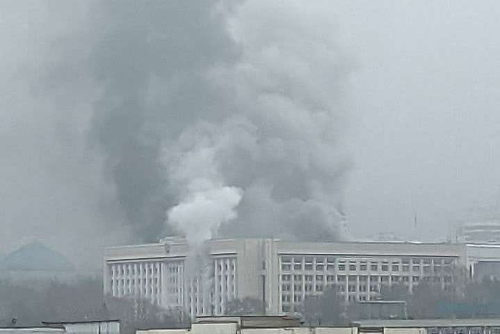 У Казахстані активісти штурмують мерії та підпалюють адмінбудівлі (фото, відео)