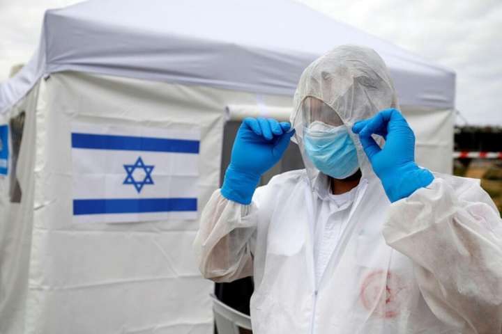 В Ізраїлі, де вакцинують по четвертому колу, коронавірусний антирекорд 