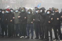 Тисячі казахів штурмували резиденцію президента в Алматі