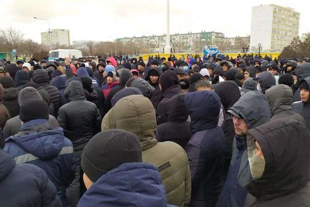 Тысячи казахов штурмуют администрацию президента: в столице чрезвычайное положение
