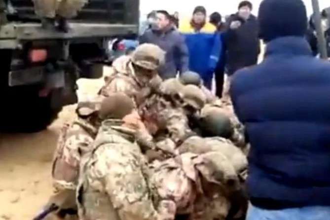 Поставили на коліна і забрали зброю: казахські протестувальники захопили військову вантажівку